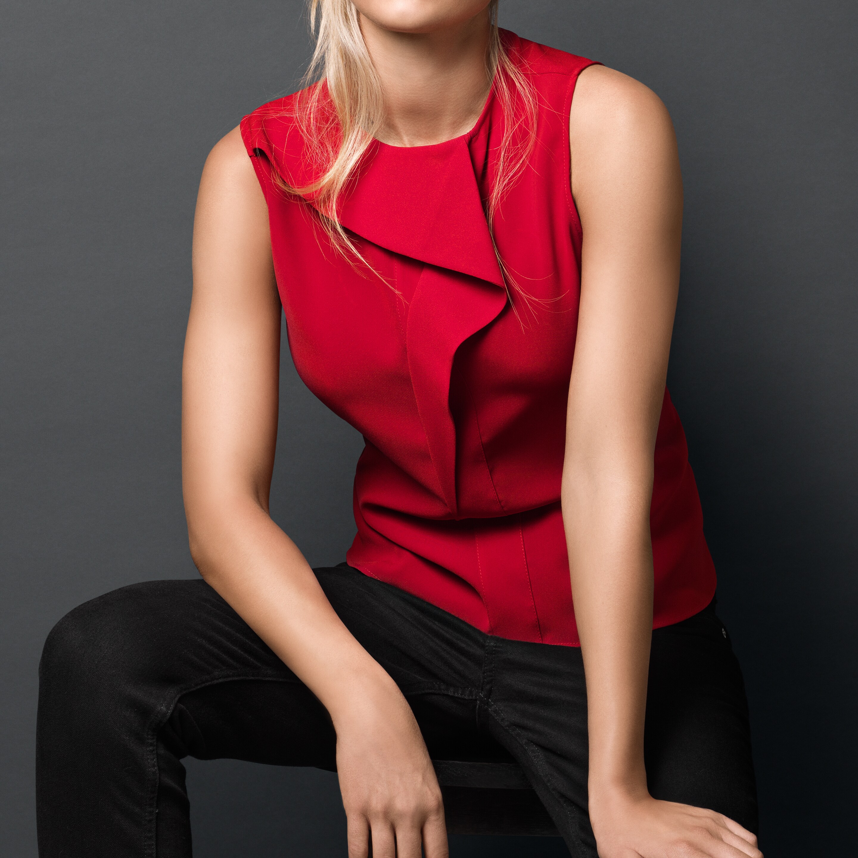 Žena těšící se ze svého vlněného venkovního oblečení